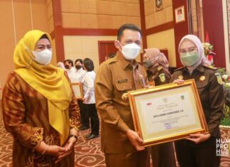 Gubernur Kepri Serahkan Kesetaraan Gander Dalam Memperingati Hari Ibu