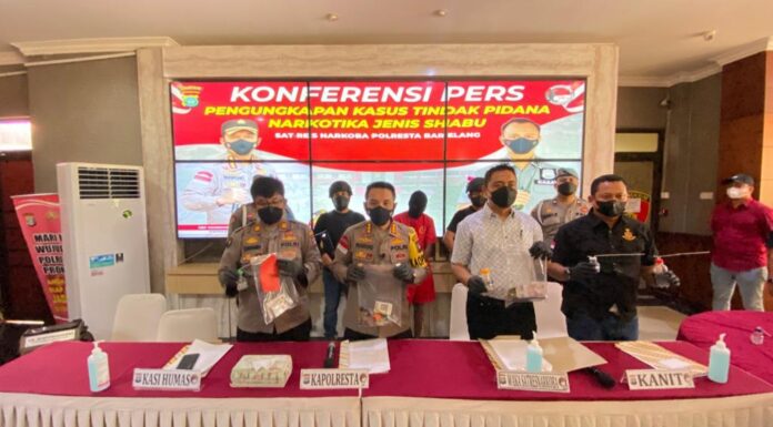 Polresta Barelang Gelar Konferensi Pers Pengungkapan Narkotika Jenis Shabu Di Kota Batam