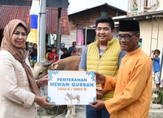 Dewi Ansar Serahkan Hewan Qurban untuk Pulau Bintan
