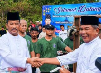 Kepala BP Batam dan Marlin Agustina Serahkan 6 Sapi Super di Masjid Sultan Mahmud Riayat Syah