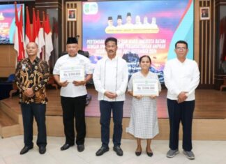 Wali Kota Batam, Muhammad Rudi Serahkan Insentif Pendeta, Pererat Silaturahmi