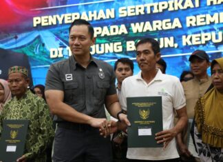 Menko Agus Harimurti Yudhono Serahkan SHM Warga Terdampak Pengembangan Kawasan Terpadu Rempang Eco-City
