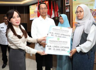 Amsakar – Li Claudia Serahkan Bantuan untuk Korban Bencana Alam