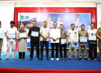 Apresiasi Peran RT dan RW, Walikota Batam Serahkan Insentif