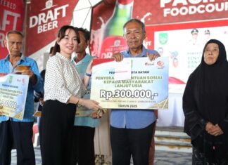 Wakil Kepala BP Batam Li Claudia Chandra Serahkan Insentif kepada 449 Lansia
