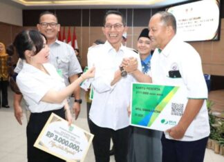 Amsakar-Li Claudia Serahkan Insentif untuk 370 Pendeta di Batam
