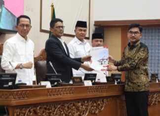 Amsakar Achmad Resmi menyerahkan naskah Ranperda Terkait Jumlah Penduduk Kota Batam