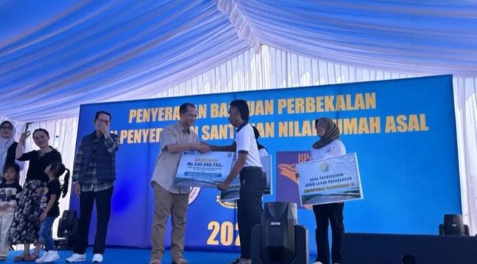 Menteri Transmigrasi Iftitah, Serahkan bantuan perbekalan dan Santunan Kepada Warga asal Rempang
