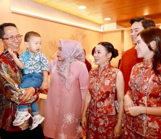 Li Claudia Sambut Amsakar Saat Gelar Open House Imlek