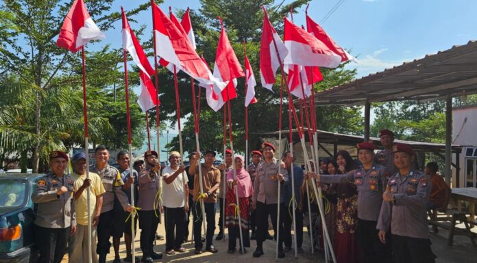 DITRESKRIMSUS POLDA KEPRI BAGIKAN DAN PASANG BENDERA MERAH PUTIH BERSAMA MASYARAKAT
